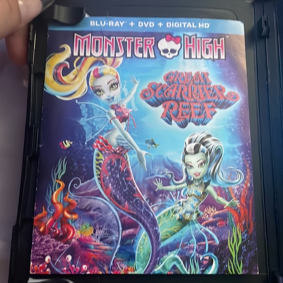 This is the monster high great starrier reef movie and it comes with everything - Picture 4 of 4